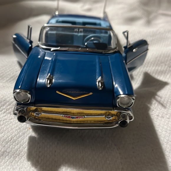 The Danberry mint 1957 Chevrolet Bel Air convertible - Picture 5 of 6